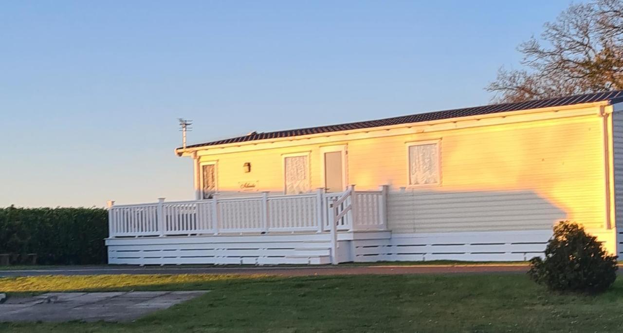 Beautiful 2 Bedroom Caravan, Holiday Park Tenby Saint Florence Eksteriør bilde