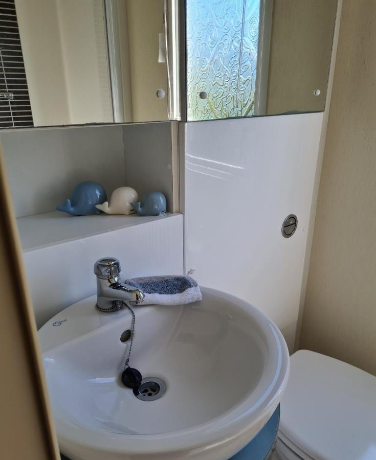 Beautiful 2 Bedroom Caravan, Holiday Park Tenby Saint Florence Eksteriør bilde