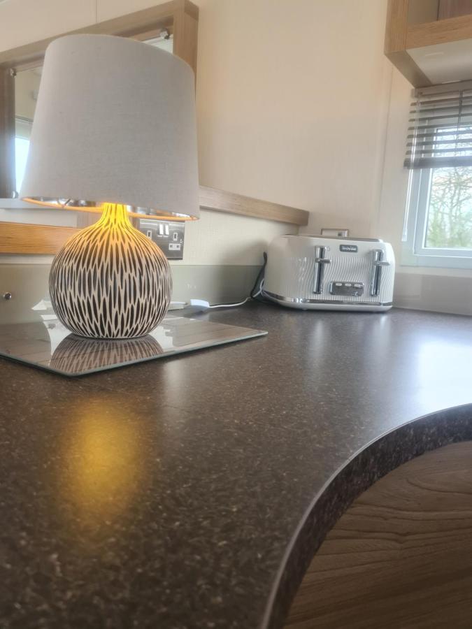 Beautiful 2 Bedroom Caravan, Holiday Park Tenby Saint Florence Eksteriør bilde