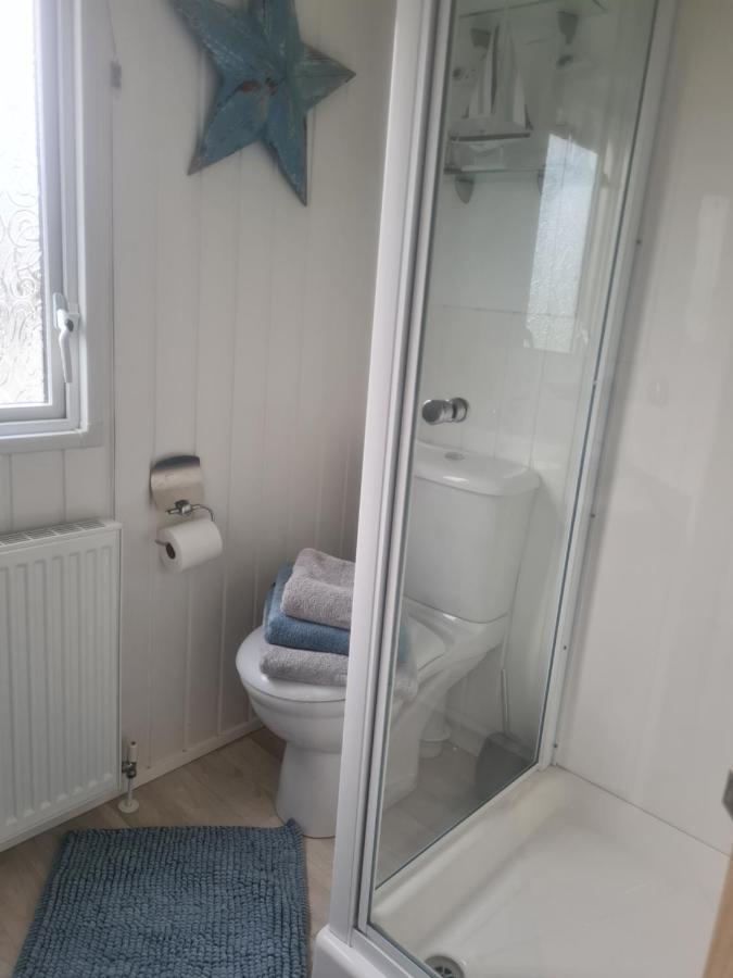 Beautiful 2 Bedroom Caravan, Holiday Park Tenby Saint Florence Eksteriør bilde