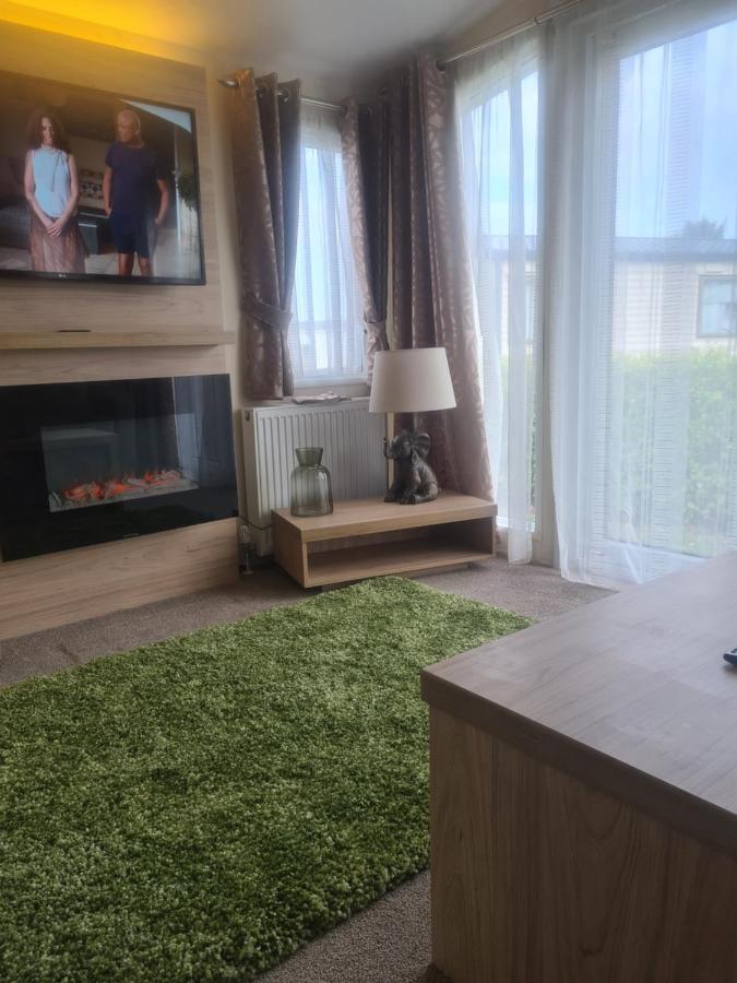 Beautiful 2 Bedroom Caravan, Holiday Park Tenby Saint Florence Eksteriør bilde