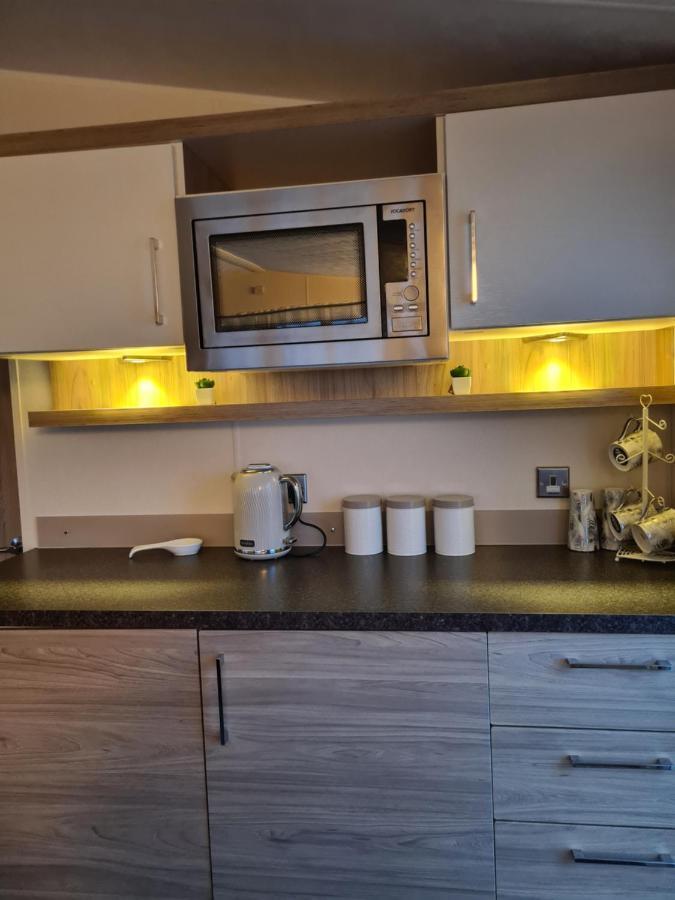 Beautiful 2 Bedroom Caravan, Holiday Park Tenby Saint Florence Eksteriør bilde