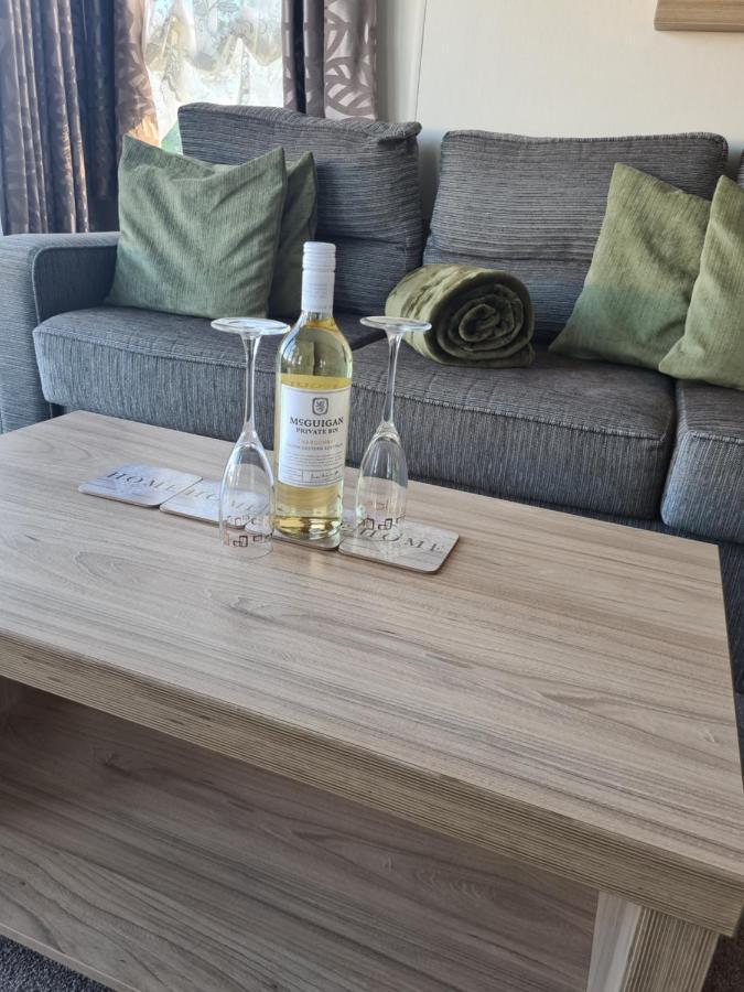 Beautiful 2 Bedroom Caravan, Holiday Park Tenby Saint Florence Eksteriør bilde