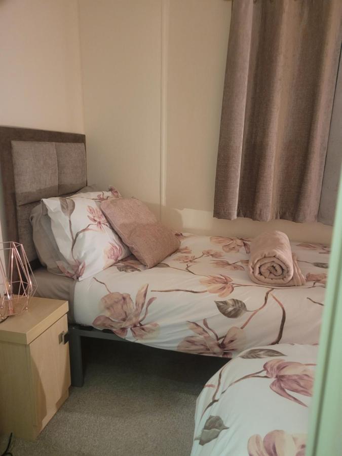Beautiful 2 Bedroom Caravan, Holiday Park Tenby Saint Florence Eksteriør bilde
