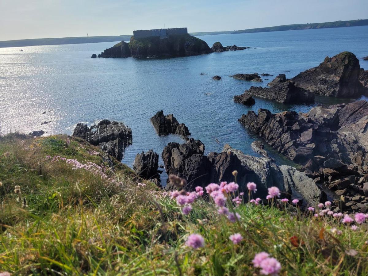 Beautiful 2 Bedroom Caravan, Holiday Park Tenby Saint Florence Eksteriør bilde