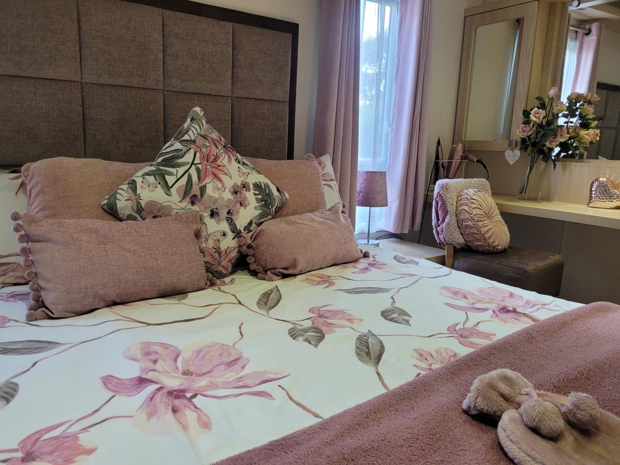 Beautiful 2 Bedroom Caravan, Holiday Park Tenby Saint Florence Eksteriør bilde