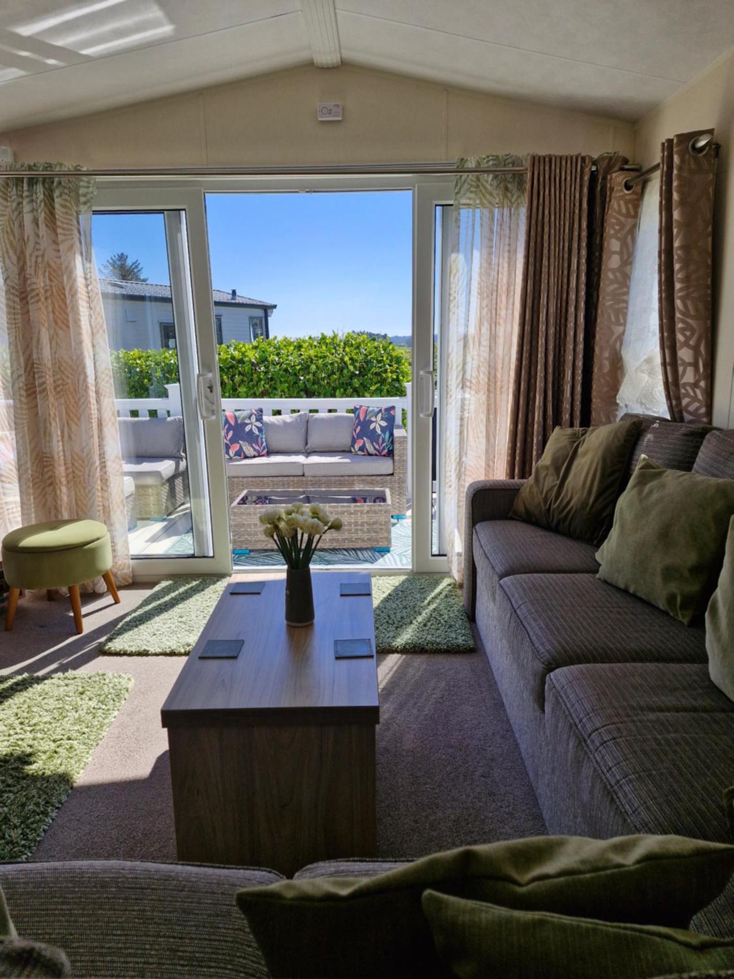 Beautiful 2 Bedroom Caravan, Holiday Park Tenby Saint Florence Eksteriør bilde